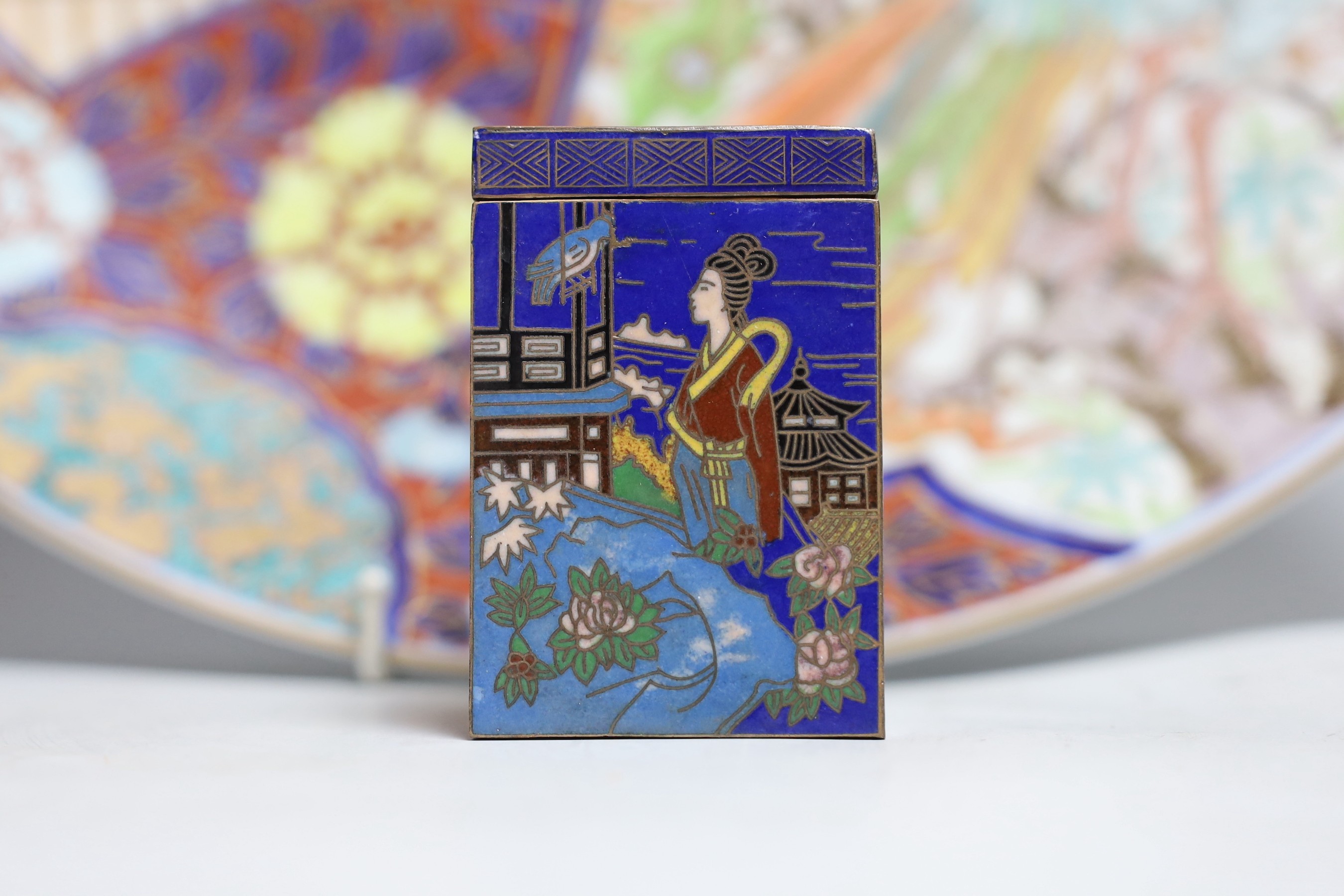 A large Imari charger and cloisonne box, charger 40cms diameter